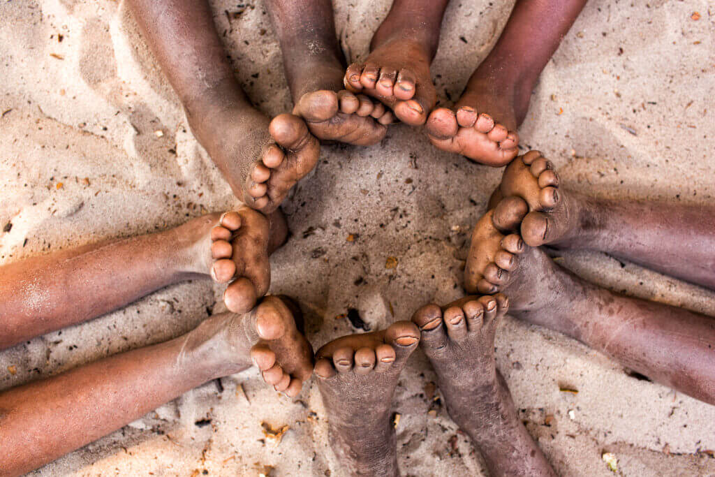 Los pies de los niños en Botsuana.  